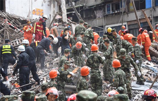 escuers search for survivors in the rubbles. (Photo/Xinhua) escuers search for survivors in the rubbles. (Photo/Xinhua)