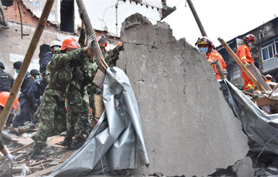 Rescuers search for survivors in the rubbles. (Photo/Xinhua) Rescuers search for survivors in the rubbles. (Photo/Xinhua)