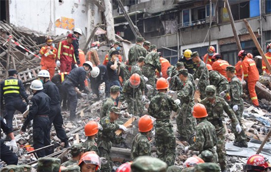 Rescuers search for survivors in the rubbles. (Photo/Xinhua) Rescuers search for survivors in the rubbles. (Photo/Xinhua)