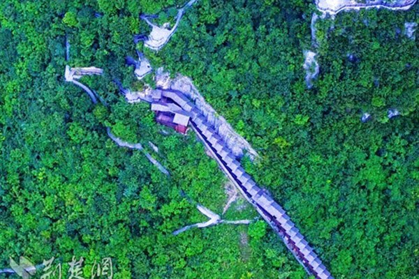 A bird's eye view of the 688-meter-long escalator at Enshi Grand Canyon in Enshi city, Central China's Hubei province. (Photo from Weibo account of Hubei Daily) A bird's eye view of the 688-meter-long escalator at Enshi Grand Canyon in Enshi city, Central China's Hubei province. (Photo from Weibo account of Hubei Daily)