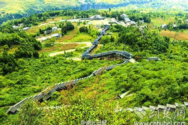 The grey tile top of the escalator at Enshi Grand Canyon in Enshi city, Central China's Hubei province. (Photo from Weibo account of Hubei Daily) The grey tile top of the escalator at Enshi Grand Canyon in Enshi city, Central China's Hubei province. (Photo from Weibo account of Hubei Daily)