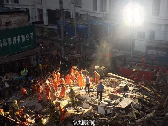 Rescuers search for survivors in the rubbles. (Photo from Sina Weibo account of CCTV) Rescuers search for survivors in the rubbles. (Photo from Sina Weibo account of CCTV)