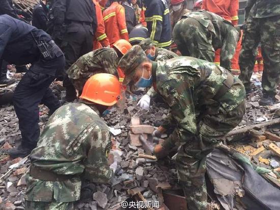 Rescuers search for survivors in the rubbles. (Photo from Sina Weibo account of CCTV) Rescuers search for survivors in the rubbles. (Photo from Sina Weibo account of CCTV)