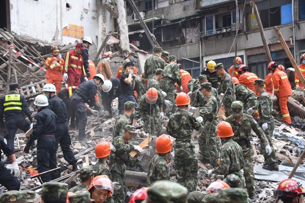 Rescuers search for survivors in the rubbles. (Photo/Xinhua) Rescuers search for survivors in the rubbles. (Photo/Xinhua)