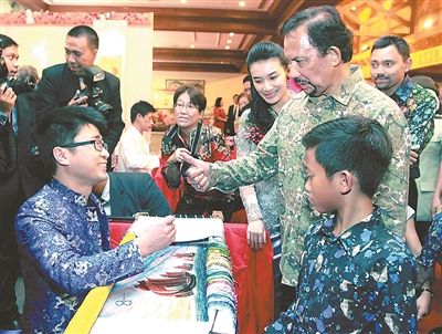 File photo shows Fu Jian receiving a thumb up from Sultan of Brunei Hassanal Bolkiah while stitching a piece of crewel embroidery in Brunei on March 16, 2015. (Photo/Xinhua) File photo shows Fu Jian receiving a thumb up from Sultan of Brunei Hassanal Bolkiah while stitching a piece of crewel embroidery in Brunei on March 16, 2015. (Photo/Xinhua)