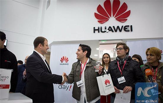 Huawei's Argentinean marketing director Rodrigo Ubeda (L) delivers the first Y6 smartphone to Nicolas Alganaraz (C), at a store of the telecommunication giant of China, in Buenos Aires city, Argentina, on Sept 30, 2016. (Photo/Xinhua) Huawei's Argentinean marketing director Rodrigo Ubeda (L) delivers the first Y6 smartphone to Nicolas Alganaraz (C), at a store of the telecommunication giant of China, in Buenos Aires city, Argentina, on Sept 30, 2016. (Photo/Xinhua)