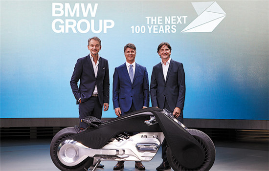 Adrian van Hooydonk (left), senior vice-president of BMW Group Design, Harald Krueger (center), chairman of the Board of Management of BMW Group, and Edgar Heinrich, head of BMW Motorrad Design, unveil the BMW Motorrad Vision Next 100 that debuted in Los Angeles on Oct 11. (Photo provided to China Daily) Adrian van Hooydonk (left), senior vice-president of BMW Group Design, Harald Krueger (center), chairman of the Board of Management of BMW Group, and Edgar Heinrich, head of BMW Motorrad Design, unveil the BMW Motorrad Vision Next 100 that debuted in Los Angeles on Oct 11. (Photo provided to China Daily)