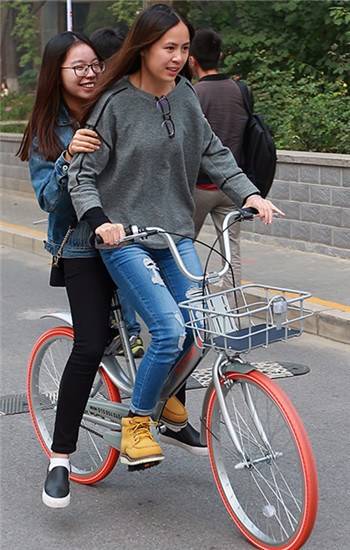 Reporters ride a Mobike in Beijing on Wednesday. (Photo by Zou Hong/China Daily) Reporters ride a Mobike in Beijing on Wednesday. (Photo by Zou Hong/China Daily)