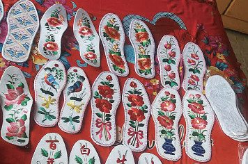 Hand-made insoles by Qu Shuanling on display in her cave house. (Photo/China Daily) Hand-made insoles by Qu Shuanling on display in her cave house. (Photo/China Daily)