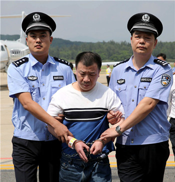 Yang Jinjun, former general manager of Minghe Group in Wenzhou, Zhejiang province, was repatriated in September last year. Yang was the first of the 100 most-wanted fugitives repatriated from the U.S. (Photo/Xinhua) Yang Jinjun, former general manager of Minghe Group in Wenzhou, Zhejiang province, was repatriated in September last year. Yang was the first of the 100 most-wanted fugitives repatriated from the U.S. (Photo/Xinhua)