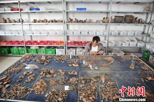 An archeologist works on the exanvigated relic pieces. (Photo/China News Service) An archeologist works on the exanvigated relic pieces. (Photo/China News Service)
