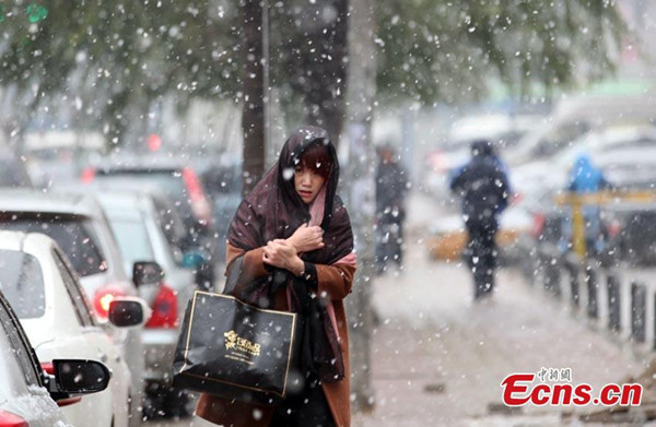 A snowfall hits Changchun City, the capital of Northeast Chinas Jilin Province, Oct. 30, 2016. A significant drop in temperatures is expected in the city over the coming days. (Photo: China News Service/Zhang Yao)