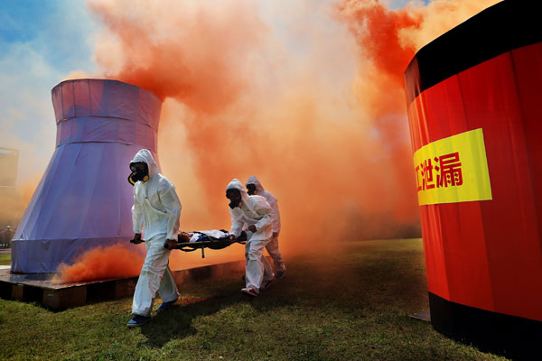 Rescuers transport an 'injured' person during a drill that simulated nuclear leakage in Taizhou, Zhejiang province, in 2015. (Photo/Xinhua) Rescuers transport an 'injured' person during a drill that simulated nuclear leakage in Taizhou, Zhejiang province, in 2015. (Photo/Xinhua)