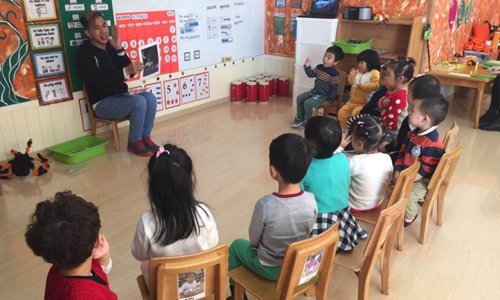 Sixto Julio Piso, a Filipino English teacher gives a class at the Beanstalk International School. (Photo/Courtesy of Sixto Julio Piso) Sixto Julio Piso, a Filipino English teacher gives a class at the Beanstalk International School. (Photo/Courtesy of Sixto Julio Piso)