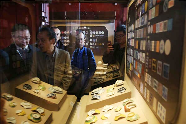 Visitors look at the ongoing exhibitions that showcase ceramics made in China's porcelain hub, Jingdezhen, for imperial courts during the Ming and Qing dynasties at the Palace Museum in Beijing. The imperial-kiln ceramics represent a zenith in the country's porcelain-making history. Photos by Jiang Dong/China Daily Visitors look at the ongoing exhibitions that showcase ceramics made in China's porcelain hub, Jingdezhen, for imperial courts during the Ming and Qing dynasties at the Palace Museum in Beijing. The imperial-kiln ceramics represent a zenith in the country's porcelain-making history. Photos by Jiang Dong/China Daily