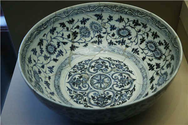 Visitors look at the ongoing exhibitions that showcase ceramics made in China's porcelain hub, Jingdezhen, for imperial courts during the Ming and Qing dynasties at the Palace Museum in Beijing. The imperial-kiln ceramics represent a zenith in the country's porcelain-making history. Visitors look at the ongoing exhibitions that showcase ceramics made in China's porcelain hub, Jingdezhen, for imperial courts during the Ming and Qing dynasties at the Palace Museum in Beijing. The imperial-kiln ceramics represent a zenith in the country's porcelain-making history.