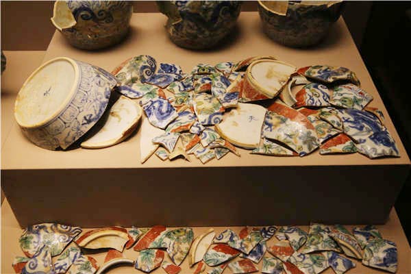 Visitors look at the ongoing exhibitions that showcase ceramics made in China's porcelain hub, Jingdezhen, for imperial courts during the Ming and Qing dynasties at the Palace Museum in Beijing. The imperial-kiln ceramics represent a zenith in the country's porcelain-making history. Visitors look at the ongoing exhibitions that showcase ceramics made in China's porcelain hub, Jingdezhen, for imperial courts during the Ming and Qing dynasties at the Palace Museum in Beijing. The imperial-kiln ceramics represent a zenith in the country's porcelain-making history.