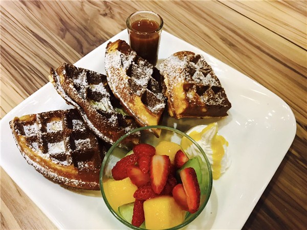 The new waffle meals have less ice cream and more fresh fruits. (Photo by Jiang Wanjuan/chinadaily.com.cn) The new waffle meals have less ice cream and more fresh fruits. (Photo by Jiang Wanjuan/chinadaily.com.cn)