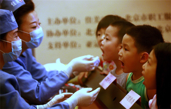 Dentists from Jiamei Dental Group offer free oral checkups for children in Beijing. (Photo by Hu Xuebai/For China Daily) Dentists from Jiamei Dental Group offer free oral checkups for children in Beijing. (Photo by Hu Xuebai/For China Daily)