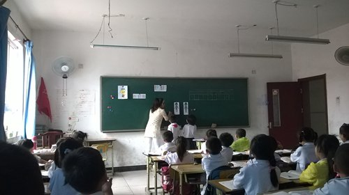 A school teacher teaches Grade 1 students about their sexual organs. (Photo/Courtesy of Han Xuemei) A school teacher teaches Grade 1 students about their sexual organs. (Photo/Courtesy of Han Xuemei)