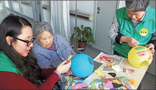 A patient in the oncology and hematology department of the Beijing Haidian Hospital makes paper lanterns in the company of volunteers from the Beijing Living Will Promotion Association.Ting Ting / For China Daily A patient in the oncology and hematology department of the Beijing Haidian Hospital makes paper lanterns in the company of volunteers from the Beijing Living Will Promotion Association.Ting Ting / For China Daily