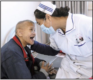 An elderly man chats with a nurse at the hospice.Photos By Zhang Yu / Xinhua An elderly man chats with a nurse at the hospice.Photos By Zhang Yu / Xinhua