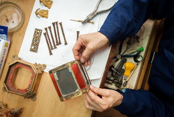 A craftsman dismantles a timepiece before repairing it in their office in the Palace Museum in Beijing, April 7, 2016. (Photo/Xinhua) A craftsman dismantles a timepiece before repairing it in their office in the Palace Museum in Beijing, April 7, 2016. (Photo/Xinhua)