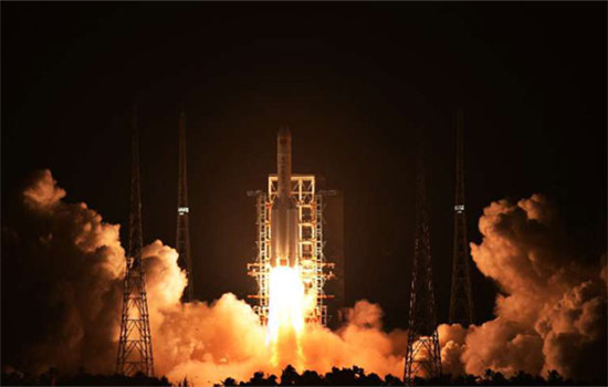 China's brand-new heavy-lift carrier rocket Long March-5 blasts off from Wenchang Space Launch center in South China's Hainan province, trailing a vast column of flame.(Photo/Xinhua) China's brand-new heavy-lift carrier rocket Long March-5 blasts off from Wenchang Space Launch center in South China's Hainan province, trailing a vast column of flame.(Photo/Xinhua)