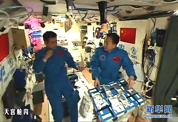 Chinese astronaut Jing Haipeng (R) explains the meals they eat in space aboard Tiangong II, Nov 4, 2016. (Photo/Xinhua) Chinese astronaut Jing Haipeng (R) explains the meals they eat in space aboard Tiangong II, Nov 4, 2016. (Photo/Xinhua)