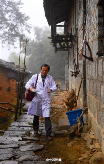 Li Qinru is on his way to a patient's home. (Photo/CCTV) Li Qinru is on his way to a patient's home. (Photo/CCTV)