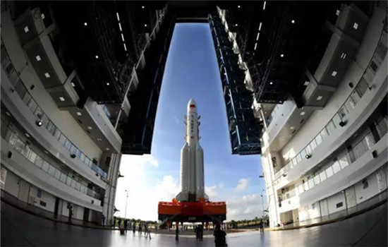 China's newly-developed heavy-lift carrier rocket Long March 5 is in transit at the Wenchang Space Launch Center in South China's Hainan Province, Oct 28, 2016.(Photo/Xinhua) China's newly-developed heavy-lift carrier rocket Long March 5 is in transit at the Wenchang Space Launch Center in South China's Hainan Province, Oct 28, 2016.(Photo/Xinhua)