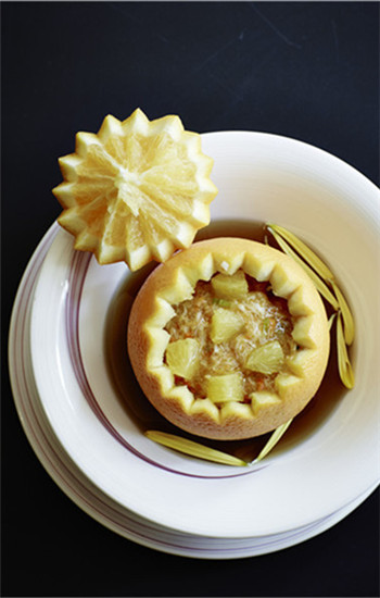 Braised hairy-crab meat in whole orange with Shaoxing wine. (Photo provided to China Daily) Braised hairy-crab meat in whole orange with Shaoxing wine. (Photo provided to China Daily)