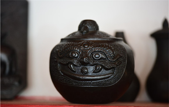 Ancient images on the pots. (CHEN CHUANGYE/CHINA DAILY) Ancient images on the pots. (CHEN CHUANGYE/CHINA DAILY)