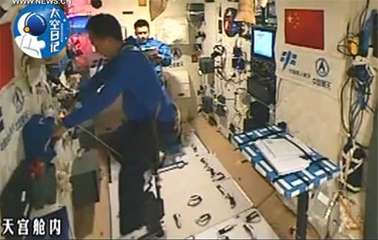 Taikonauts exercise in the space lab Tiangong-2.(Photo/Xinhua) Taikonauts exercise in the space lab Tiangong-2.(Photo/Xinhua)