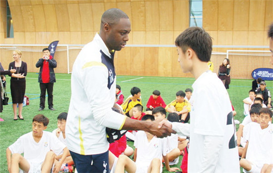 Ledley King greets young players during the launch of the Jaguar Football Campus Guangzhou in September. (Photo/China Daily) Ledley King greets young players during the launch of the Jaguar Football Campus Guangzhou in September. (Photo/China Daily)