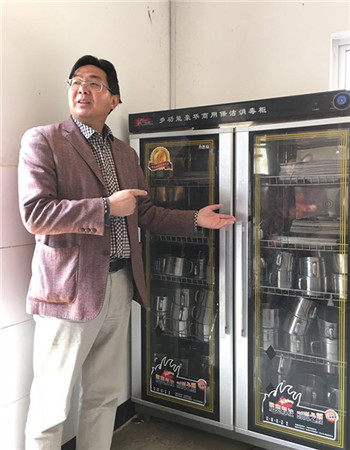 Zhang Yongming, head teacher of Gejia Primary School in Gejiu, a city of Yunnan province in Southwest China, shows kitchen facilities at school. (Zhang Chunyan/chinadaily.com.cn) Zhang Yongming, head teacher of Gejia Primary School in Gejiu, a city of Yunnan province in Southwest China, shows kitchen facilities at school. (Zhang Chunyan/chinadaily.com.cn)