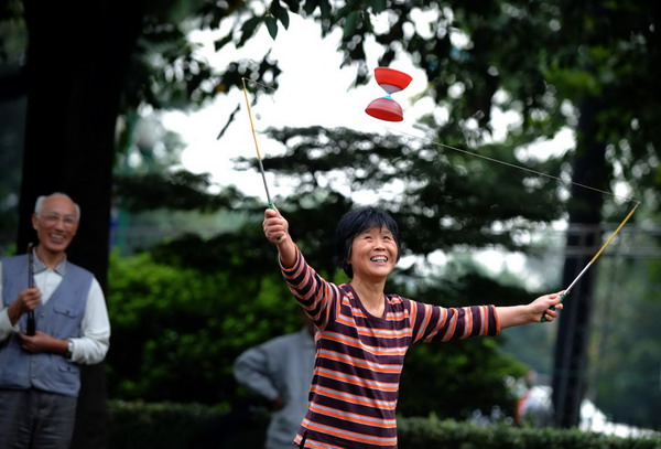 A senior citizen plays diabolo by the Xihu Lake in Hangzhou, capital of East China's Zhejiang province, Oct 15, 2010. (Photo/Xinhua) A senior citizen plays diabolo by the Xihu Lake in Hangzhou, capital of East China's Zhejiang province, Oct 15, 2010. (Photo/Xinhua)