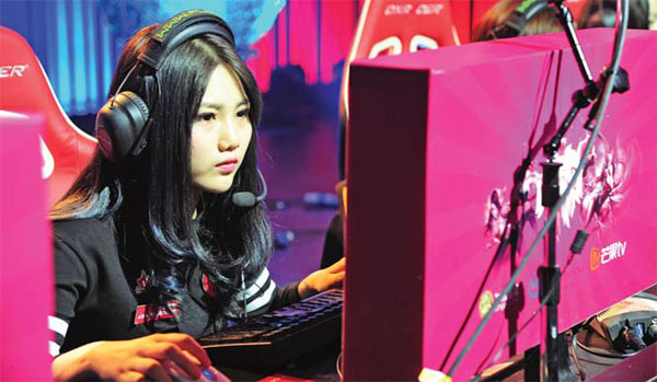A young female player competes in an e-sports event in Taicang, Jiangsu province. E-sports are set for much bigger growth in China. (Photo by Ji Haixin / China Daily) A young female player competes in an e-sports event in Taicang, Jiangsu province. E-sports are set for much bigger growth in China. (Photo by Ji Haixin / China Daily)