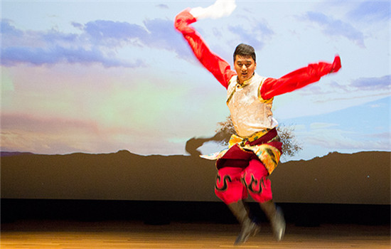 Tibetan dancer Zewangluo performs Dancing Bells at Asia Society Texas Center.(Photo/chinadaily.com.cn) Tibetan dancer Zewangluo performs Dancing Bells at Asia Society Texas Center.(Photo/chinadaily.com.cn)