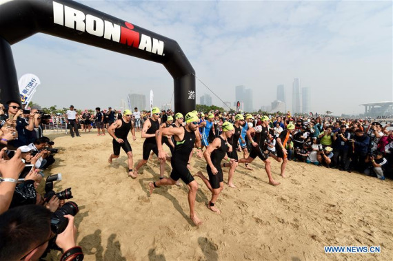 Participants run to swim during the 2016 Ironman 70.3 Xiamen competition in Xiamen, southeast China's Fujian Province, Nov. 13, 2016. (Photo: Xinhua/Jiang Kehong) Participants run to swim during the 2016 Ironman 70.3 Xiamen competition in Xiamen, southeast China's Fujian Province, Nov. 13, 2016. (Photo: Xinhua/Jiang Kehong)