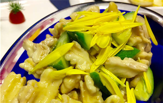 Deep-fried bamboo worms, locusts and flowers are common dishes in Yunnan. Deep-fried bamboo worms, locusts and flowers are common dishes in Yunnan.