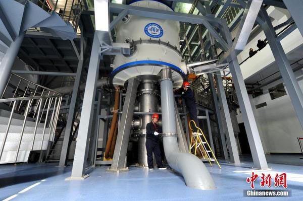 Chinese scientist checks the steady-state magnet device, whose intensity reached 400,000 gauss, or 40 tesla, second only to that of the United States, in Hefei, capital of east China's Anhui Province, on Nov. 14, 2016. (Photo/Chinanews.com) Chinese scientist checks the steady-state magnet device, whose intensity reached 400,000 gauss, or 40 tesla, second only to that of the United States, in Hefei, capital of east China's Anhui Province, on Nov. 14, 2016. (Photo/Chinanews.com)