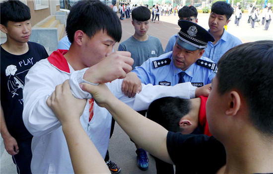 A police officer teaches students how to avoid being bullied during an awareness-raising class at a middle school in Shenyang, Liaoning province. (Photo by ZHAO JINGDONG/CHINA DAILY) A police officer teaches students how to avoid being bullied during an awareness-raising class at a middle school in Shenyang, Liaoning province. (Photo by ZHAO JINGDONG/CHINA DAILY)