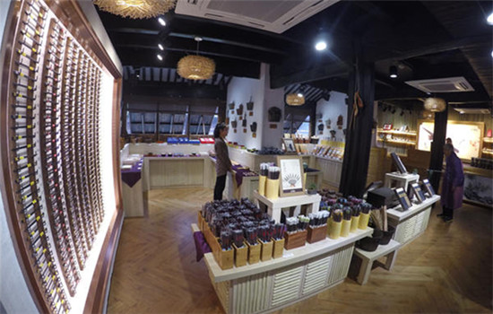 The chopsticks shop in Wuzhen displays a wall of chopsticks and paintings of the whole chopstick-making process and Chinese dining customs. (Yang Feiyue/China Daily) The chopsticks shop in Wuzhen displays a wall of chopsticks and paintings of the whole chopstick-making process and Chinese dining customs. (Yang Feiyue/China Daily)