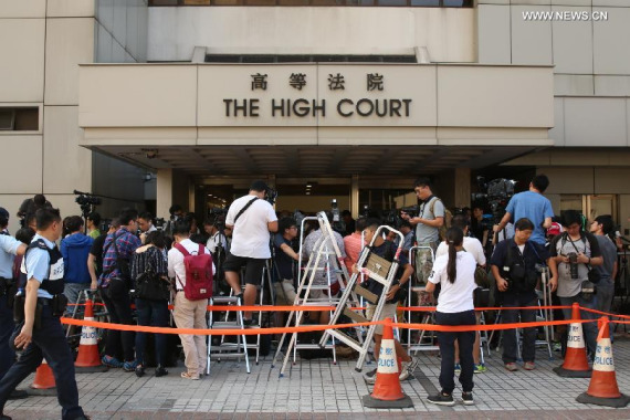 Media wait outside Hong Kong's High Court Nov. 15, 2016. (Photo: Xinhua/Wang Xi) Media wait outside Hong Kong's High Court Nov. 15, 2016. (Photo: Xinhua/Wang Xi)