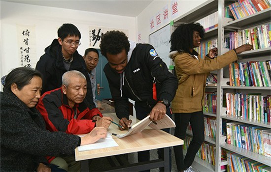 Foreign instructors teach English to residents in a community in Jinzhou, Liaoning province, in April. The teachers were hired by the local community. (LI TIECHENG/CHINA DAILY) Foreign instructors teach English to residents in a community in Jinzhou, Liaoning province, in April. The teachers were hired by the local community. (LI TIECHENG/CHINA DAILY)