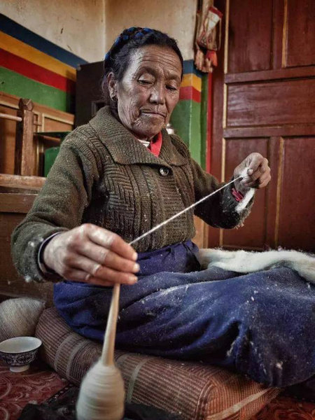 Tibetan craftswoman. (Photo provided to chinadaily.com.cn) Tibetan craftswoman. (Photo provided to chinadaily.com.cn)