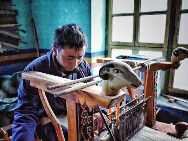Tibetan craftsman. (Photo provided to chinadaily.com.cn) Tibetan craftsman. (Photo provided to chinadaily.com.cn)