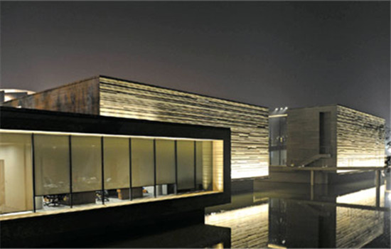 Before Mu Xin passed away in 2011, he had taken a look at the museum design and said: Ah! Wind, water and a bridge! This summarizes the core design concept of the building and its surroundings in his hometown. Bridging is the very metaphor that vividly depicts his devotion to the integration of cultural elements of Asia and the West. (Photos Provided To China Daily) Before Mu Xin passed away in 2011, he had taken a look at the museum design and said: Ah! Wind, water and a bridge! This summarizes the core design concept of the building and its surroundings in his hometown. Bridging is the very metaphor that vividly depicts his devotion to the integration of cultural elements of Asia and the West. (Photos Provided To China Daily)