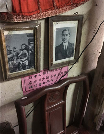 Old photos of a man getting his long ponytail cut and a portrait of Sun Yat-sen in Yang Yuefu's carpentry shop. Old photos of a man getting his long ponytail cut and a portrait of Sun Yat-sen in Yang Yuefu's carpentry shop.